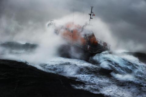 RNLI volunteers deal with difficult circumstances